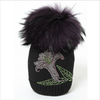 Joli Bebe Mütze schwarz mit lila Echtfellbommel